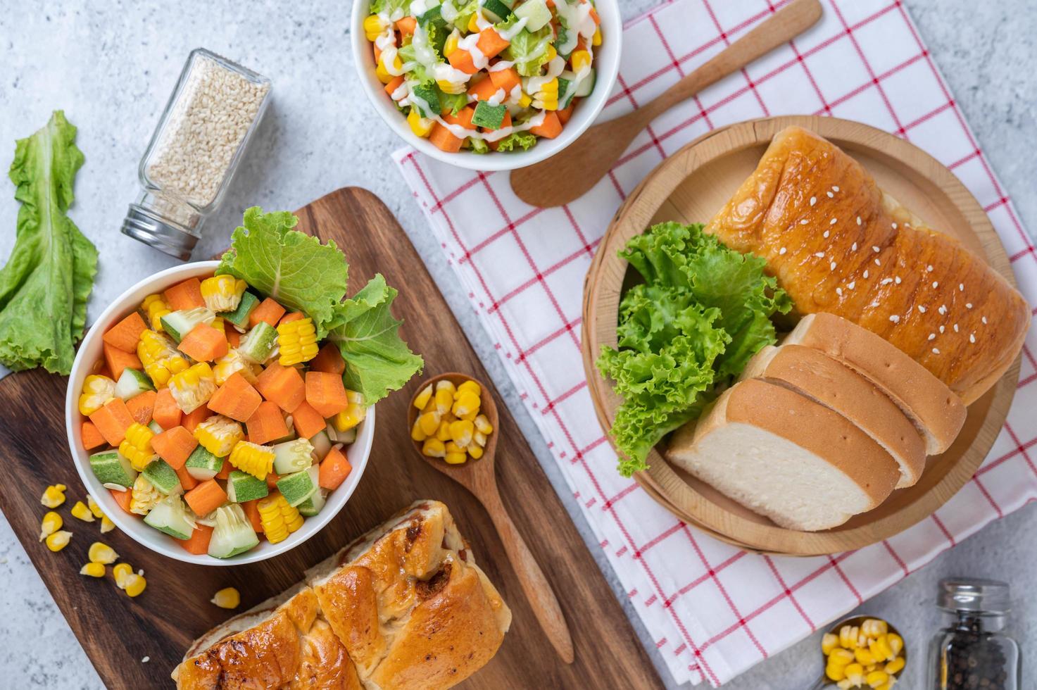 salade de concombre, maïs, carottes et laitue photo