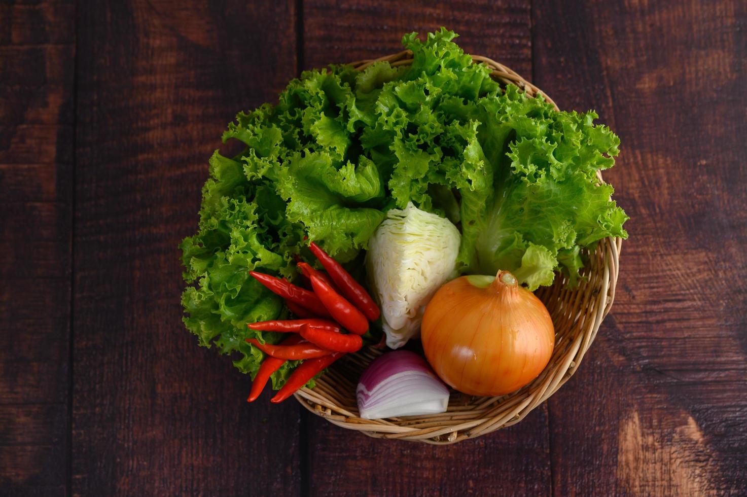 légumes dans un panier en osier photo