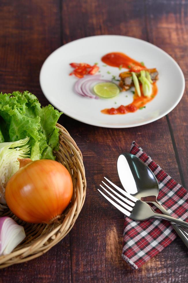 ingrédients de cuisson dans un panier tressé photo