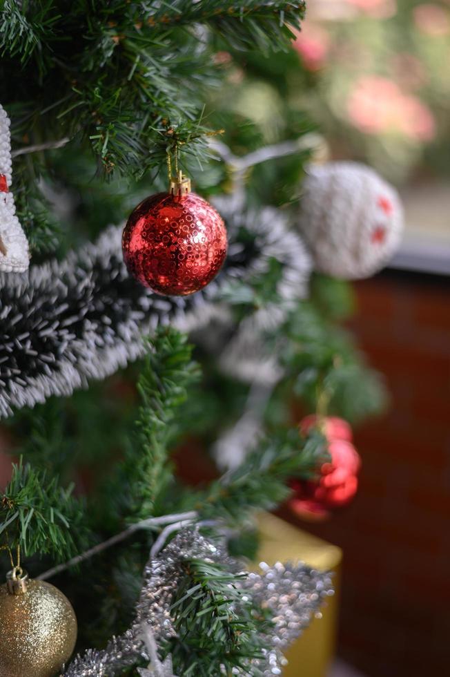 gros plan, de, a, arbre noël rouge, ornement photo