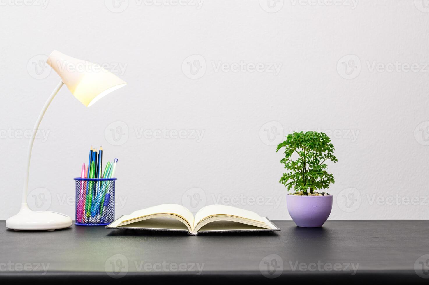 livre et lampe sur la table photo