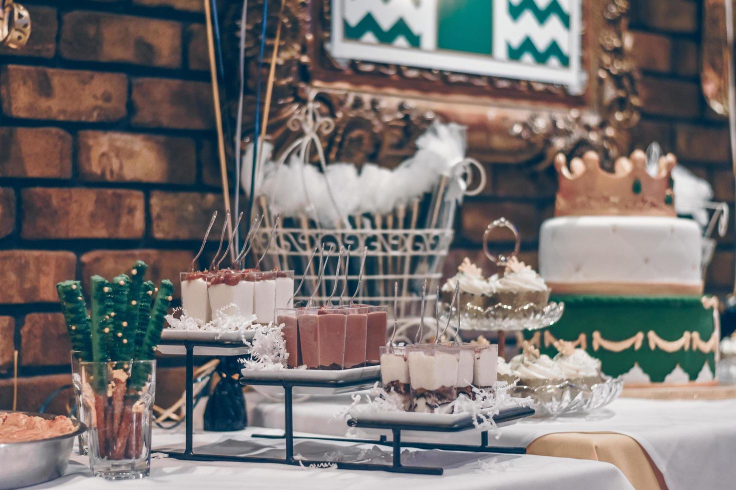 desserts assortis sur une table photo