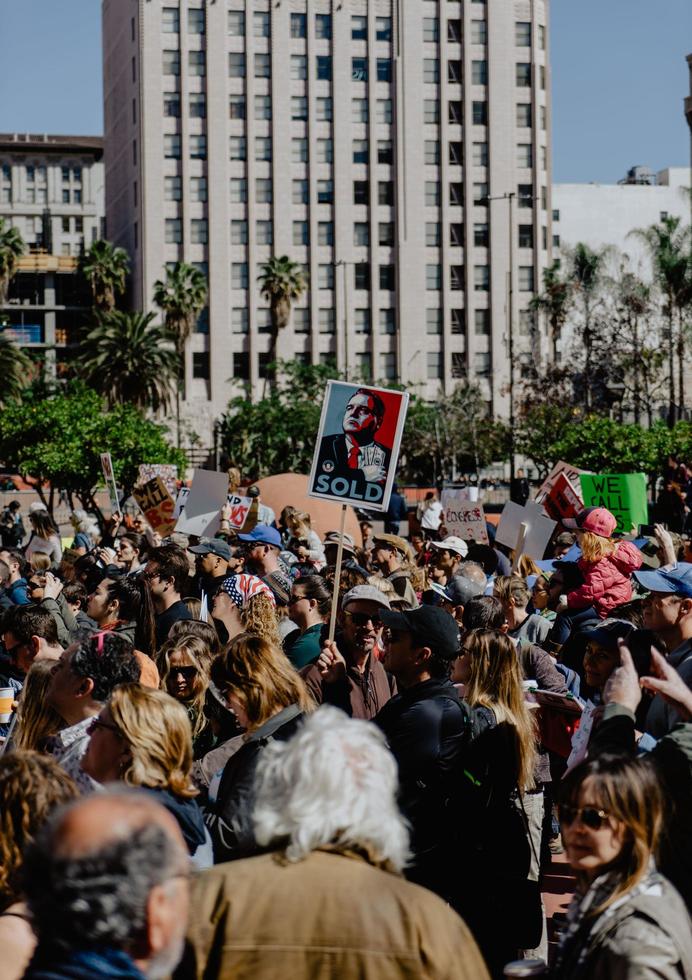 Los Angeles, CA, 2020 - Groupe de personnes debout près des bâtiments de la ville photo