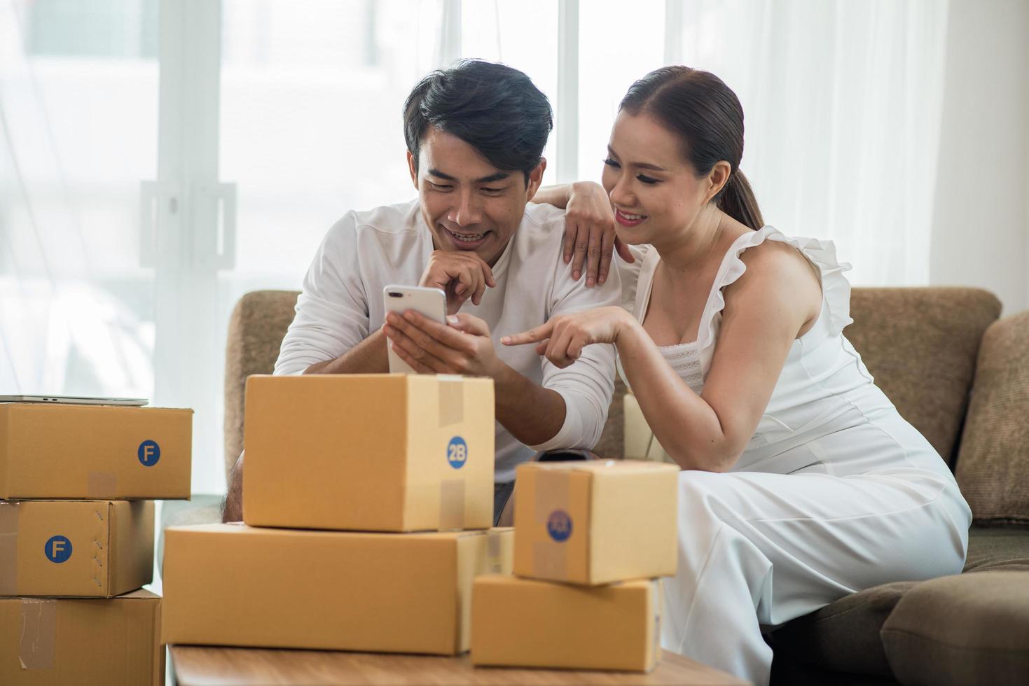 couple heureux au bureau à domicile avec des affaires en ligne photo