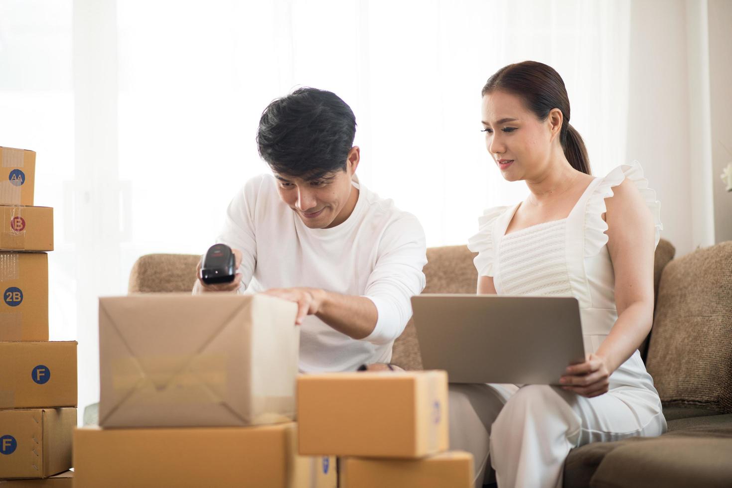 couple heureux au bureau à domicile avec des affaires en ligne photo