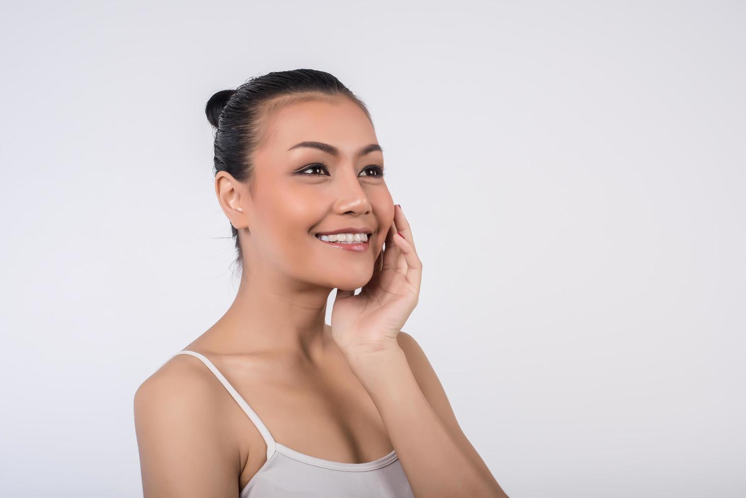 belle jeune femme à la peau propre photo