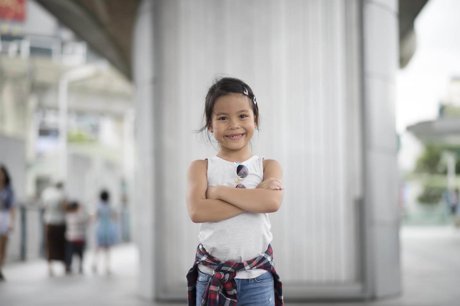 petite fille intelligente debout dans la ville photo