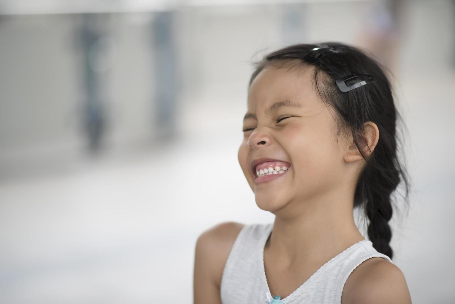 adorable petite fille riant dans la ville photo