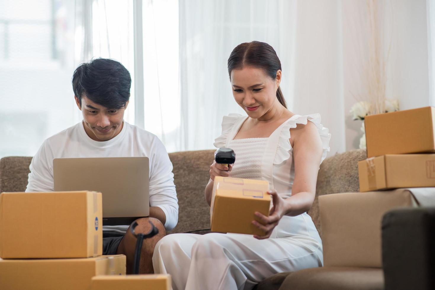 couple heureux au bureau à domicile avec des affaires en ligne photo