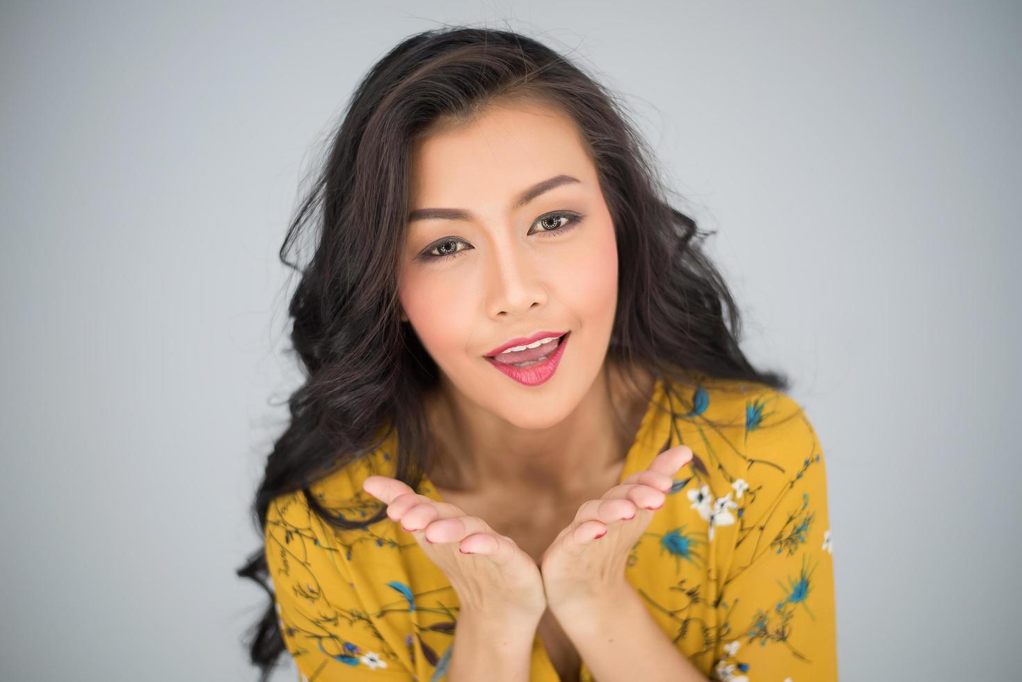 Portrait d'une femme souriante sur fond blanc photo