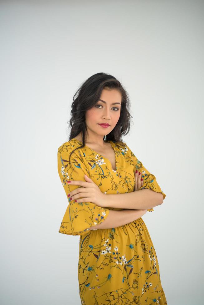 Portrait d'une femme souriante sur fond blanc photo