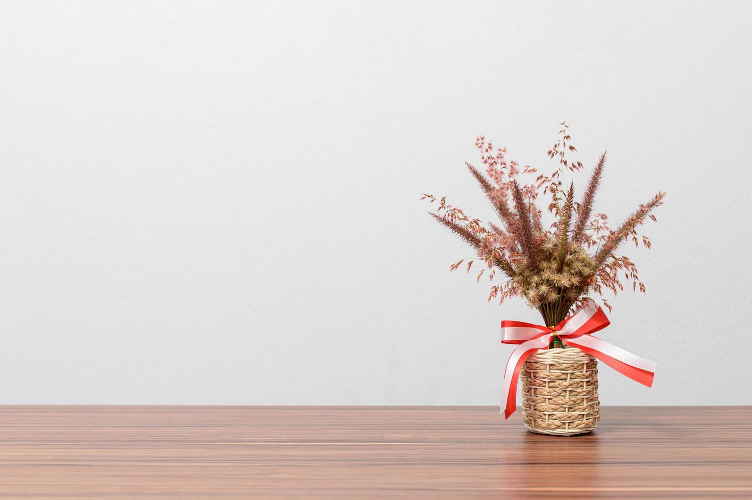 vase à fleurs sur le bureau photo