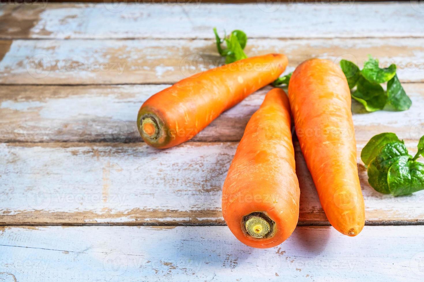 carottes sur une table en bois photo