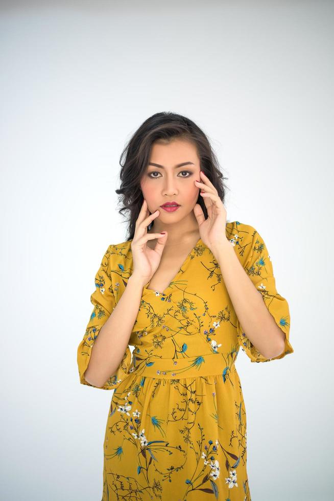 belle jeune femme avec une peau fraîche et propre photo