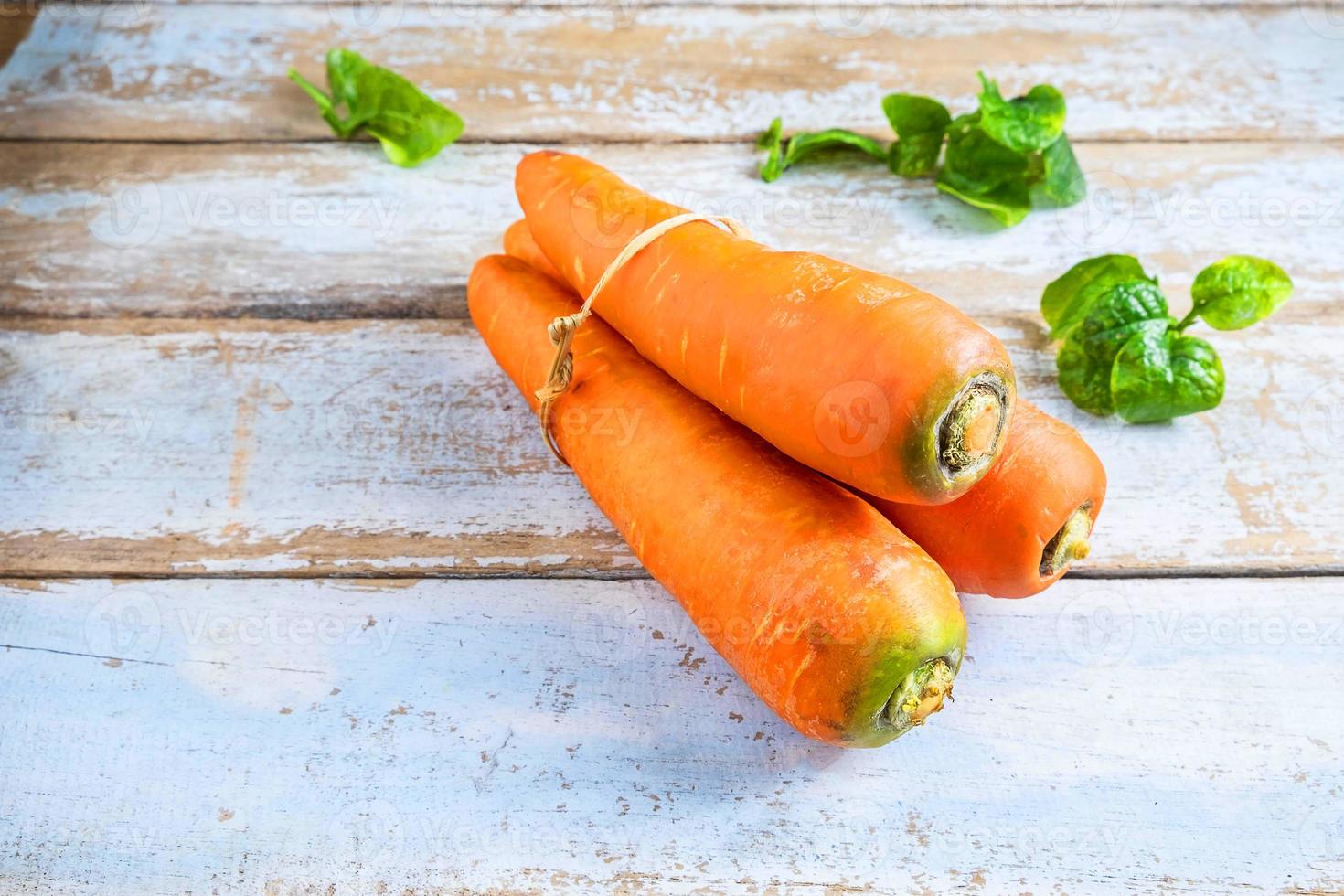 carottes fraîches sur une table photo