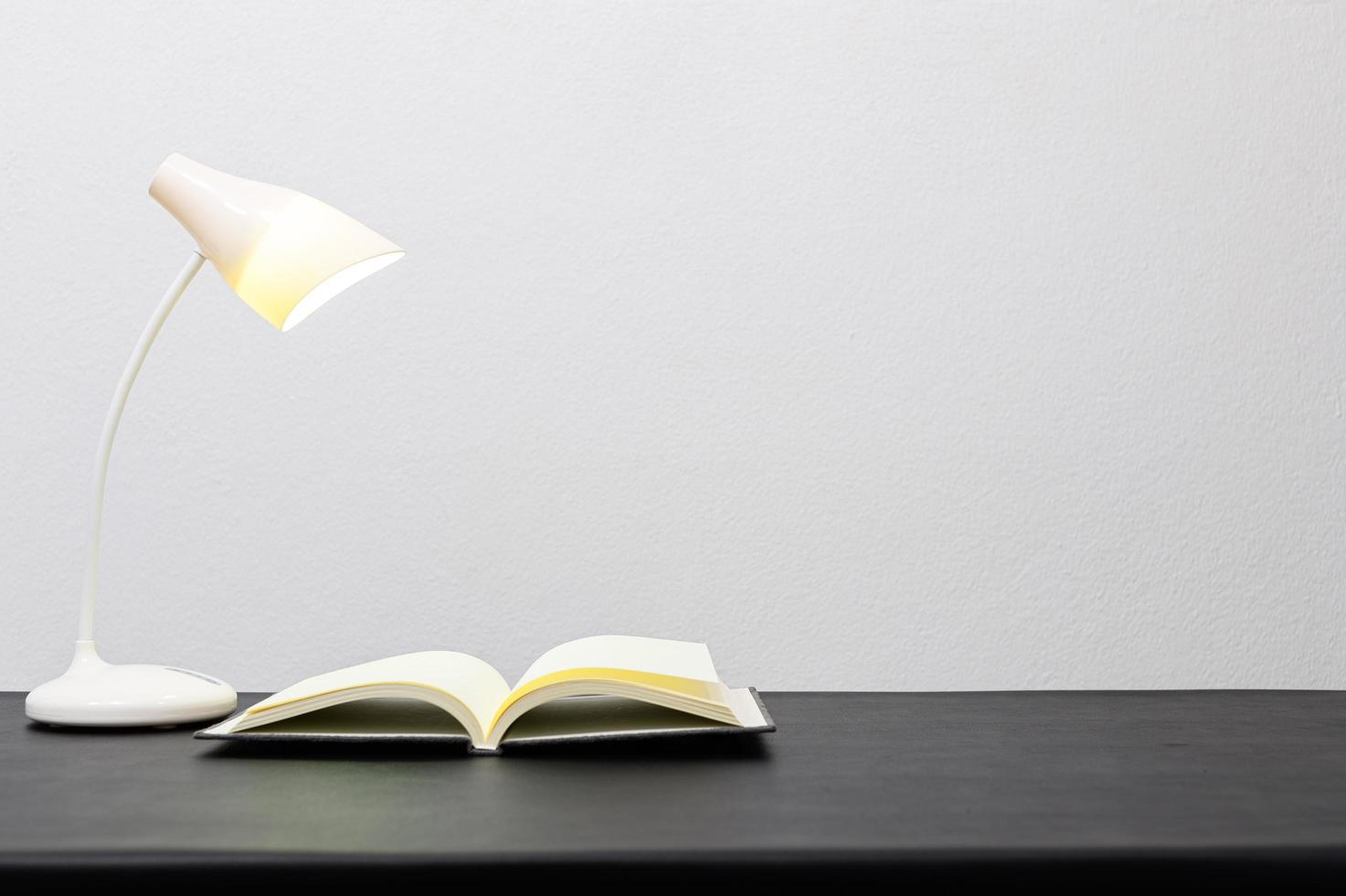 livre et lampe sur la table photo
