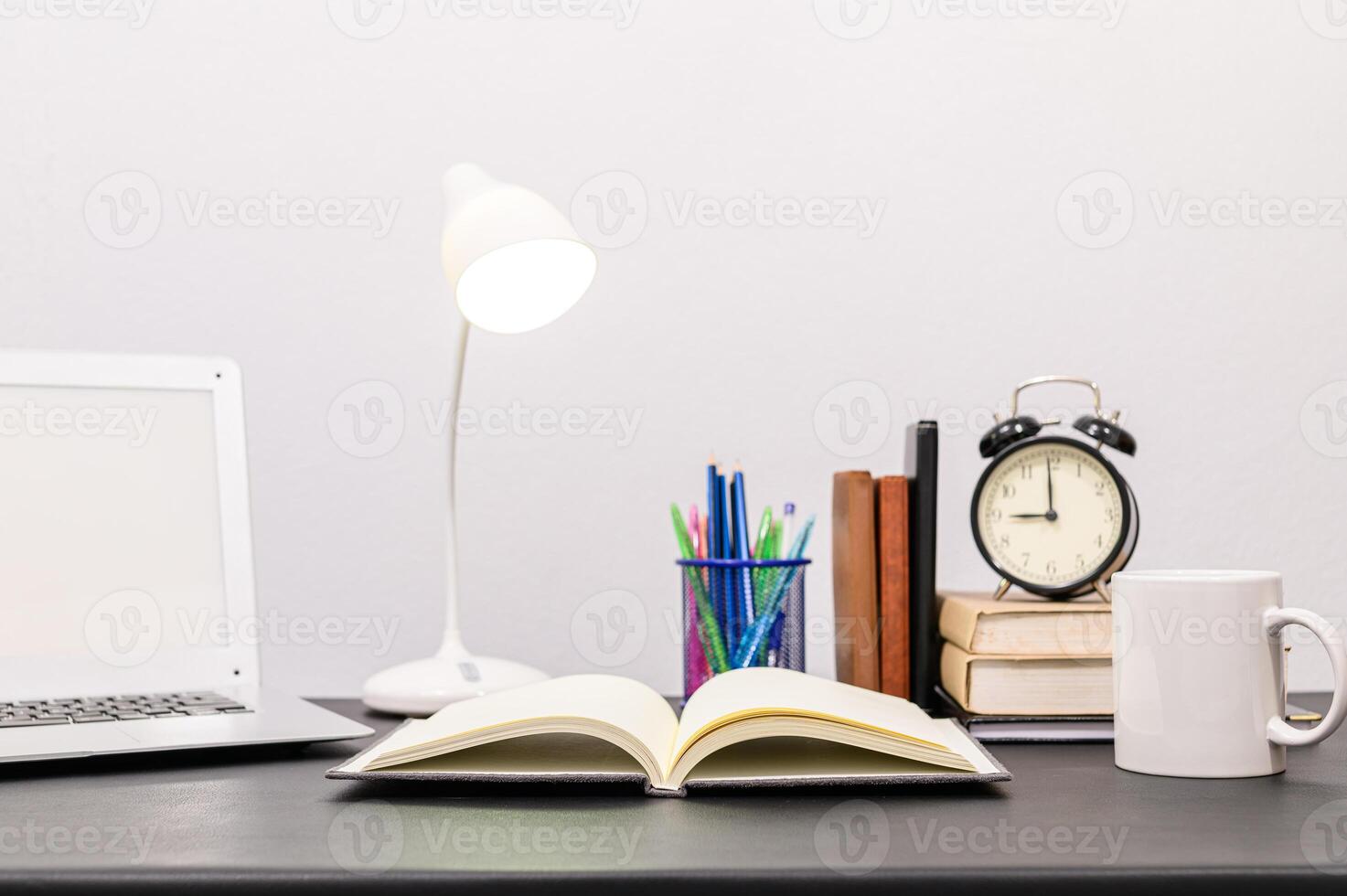 livres et papeterie sur le bureau photo