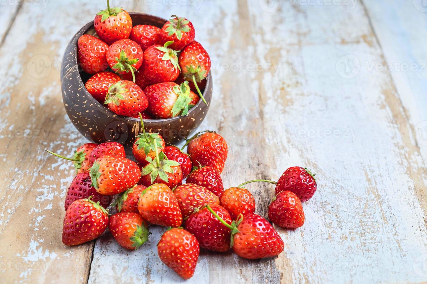 fraises dans un bol de fruits photo