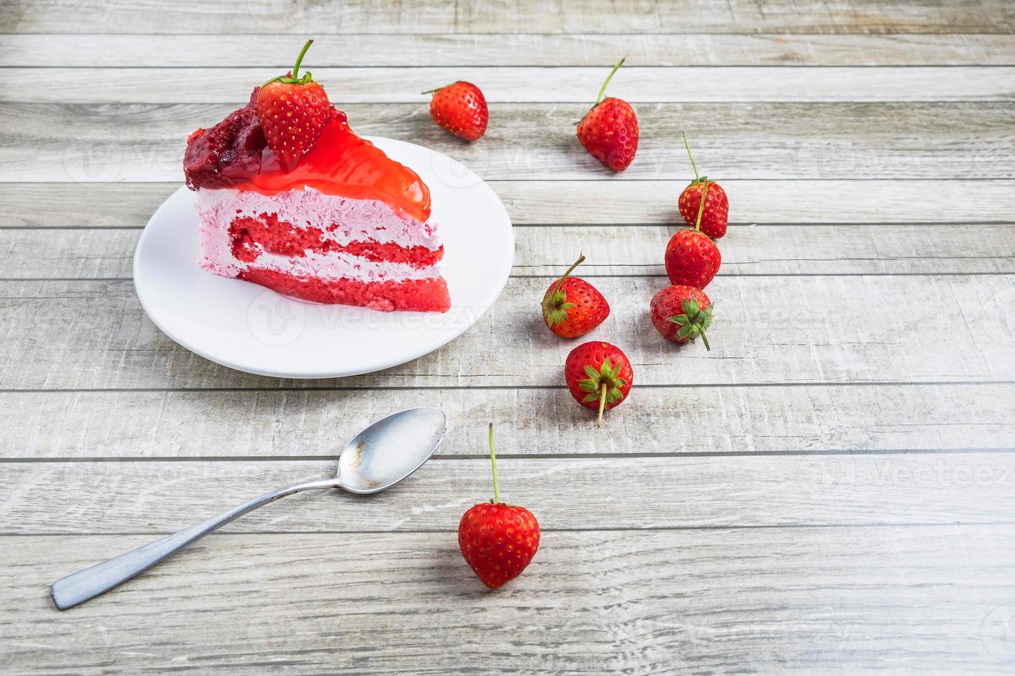 gâteau aux fraises et une cuillère photo