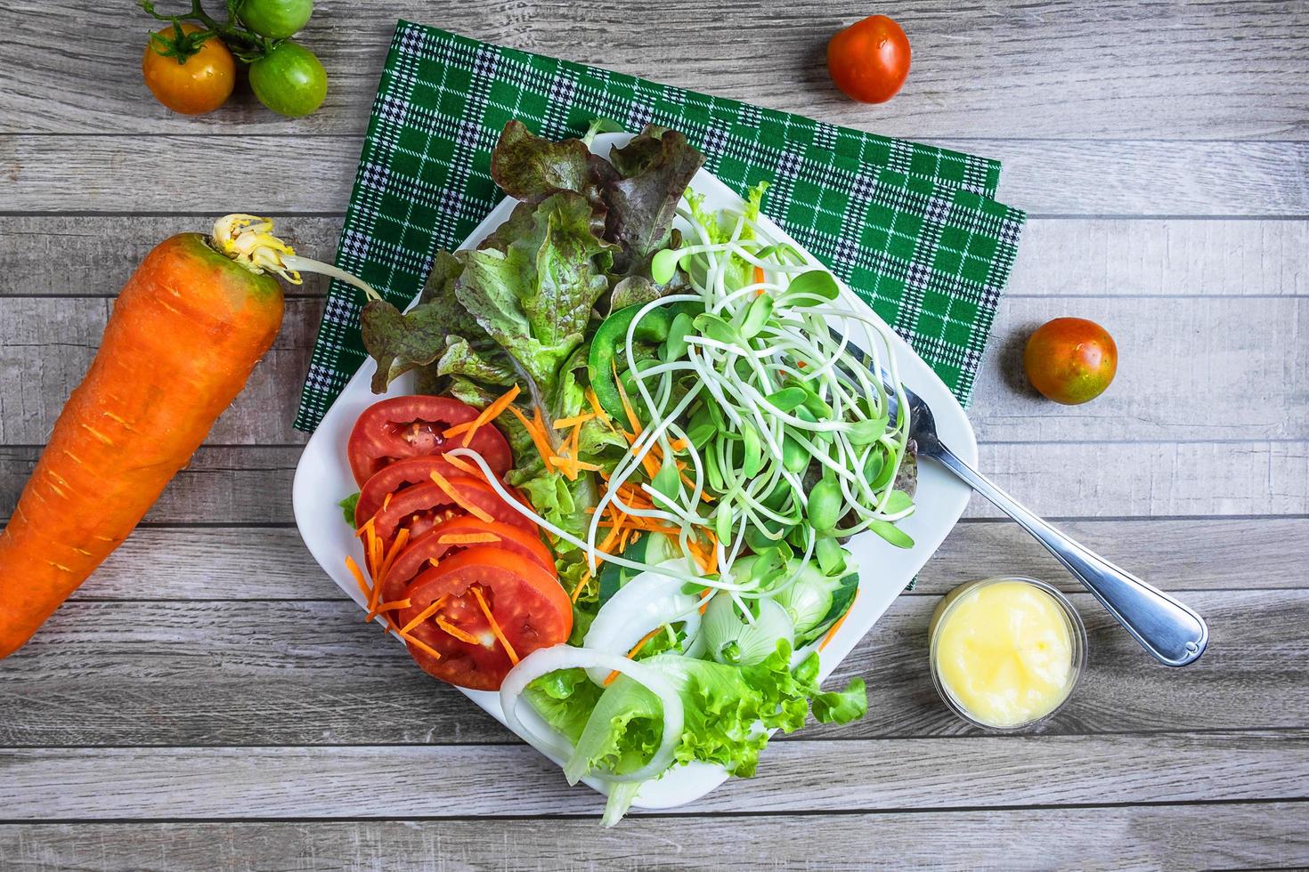 vue de dessus d'une salade fraîche photo