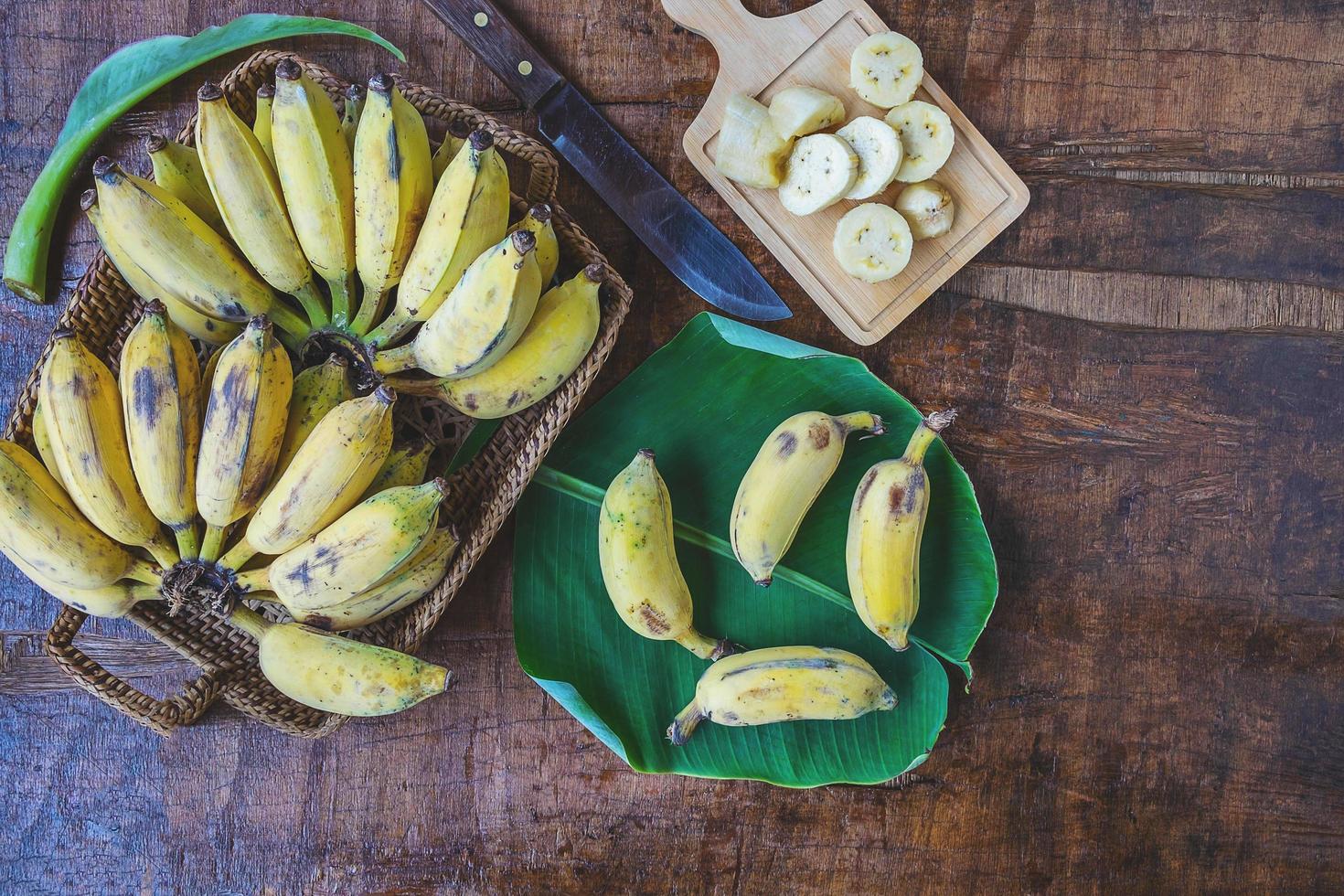 bananes fraîches dans un panier sur une table en bois photo