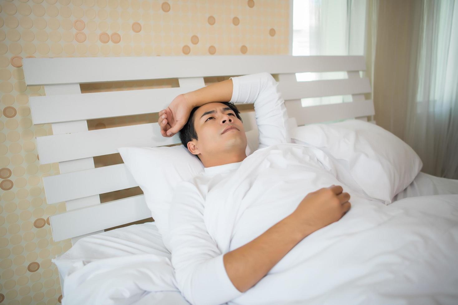 homme endormi dans la chambre photo