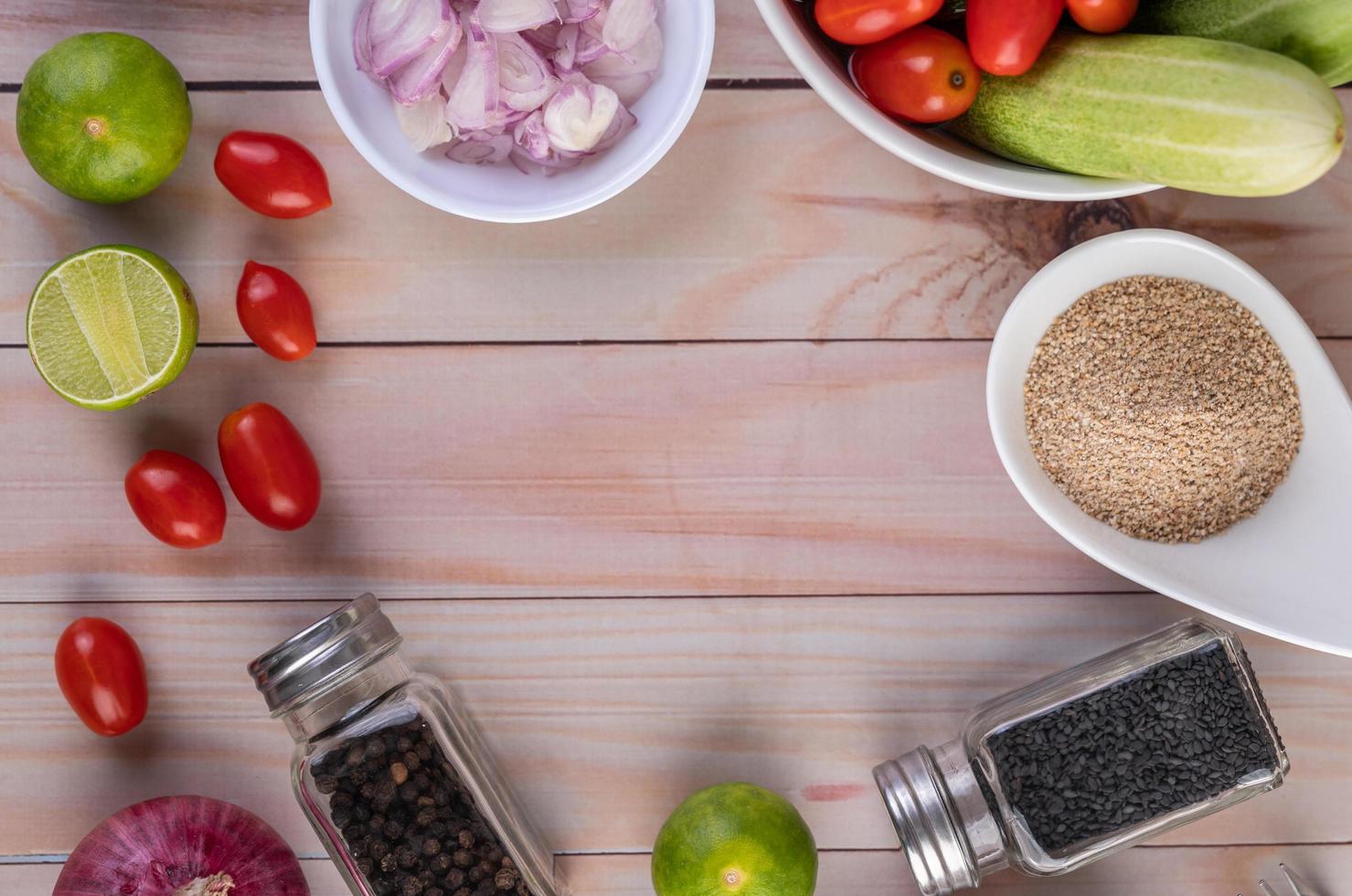 légumes et épices sur table en bois avec espace copie photo