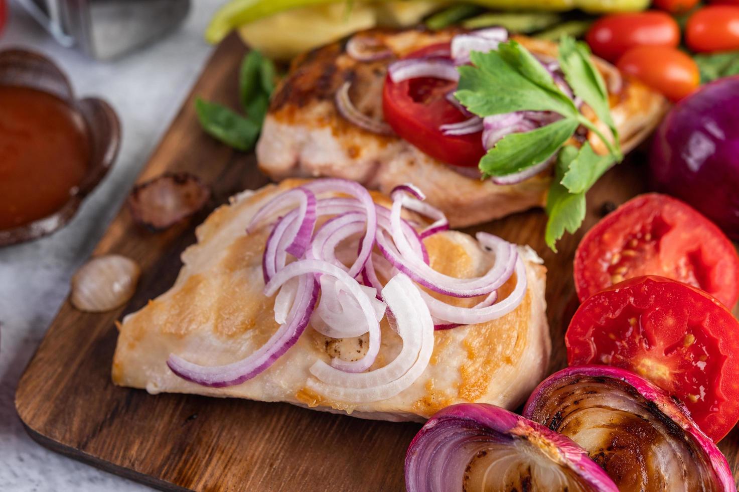 poulet et légumes grillés photo