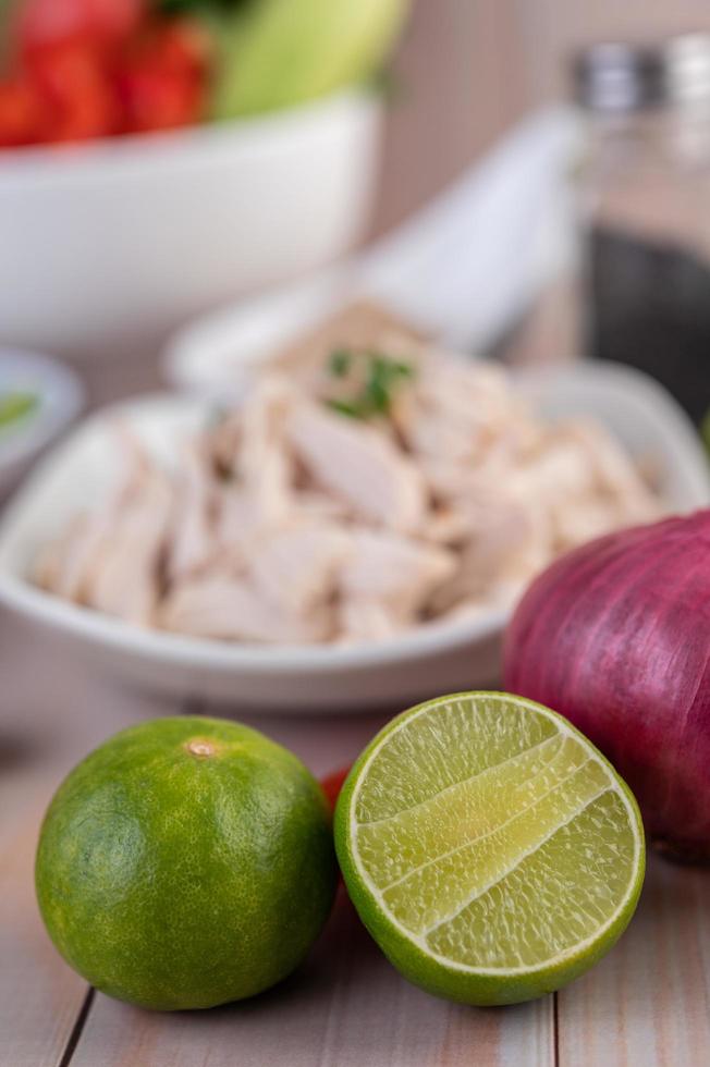 Limes à moitié coupées au premier plan photo