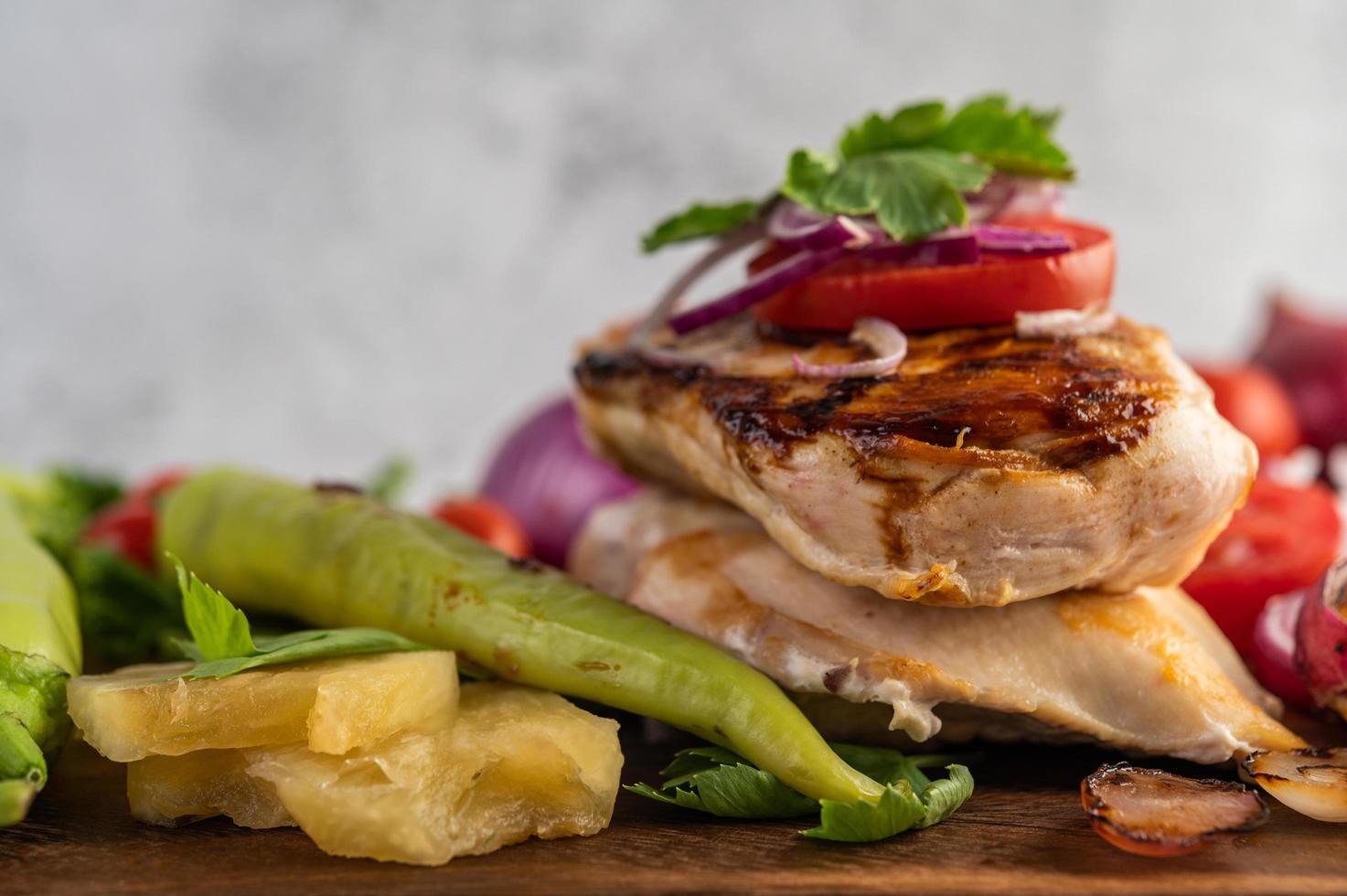 poulet et légumes grillés photo