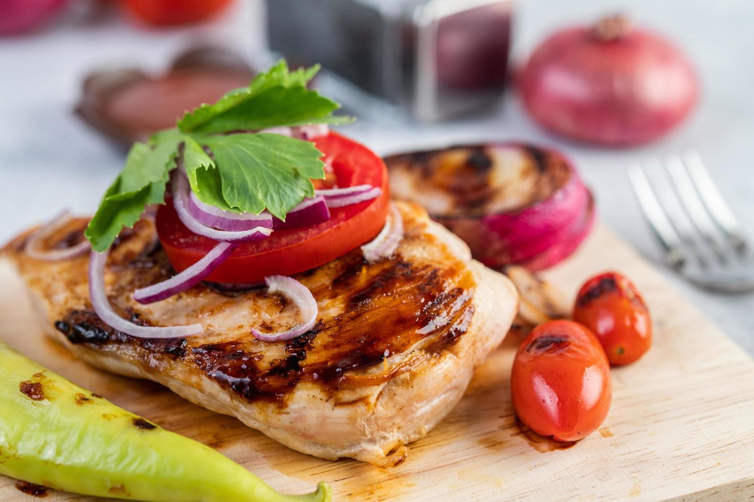 steak de poulet aux légumes assortis photo