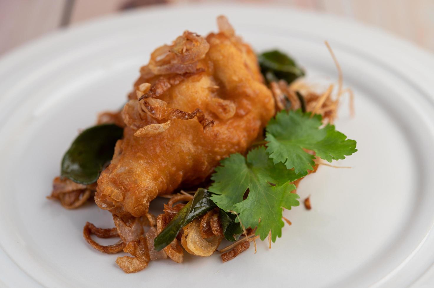 assiette de poulet frit aux herbes photo