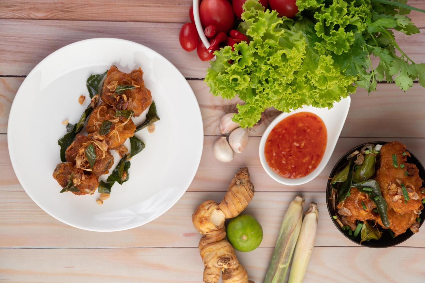 une assiette de poulet frit aux herbes photo