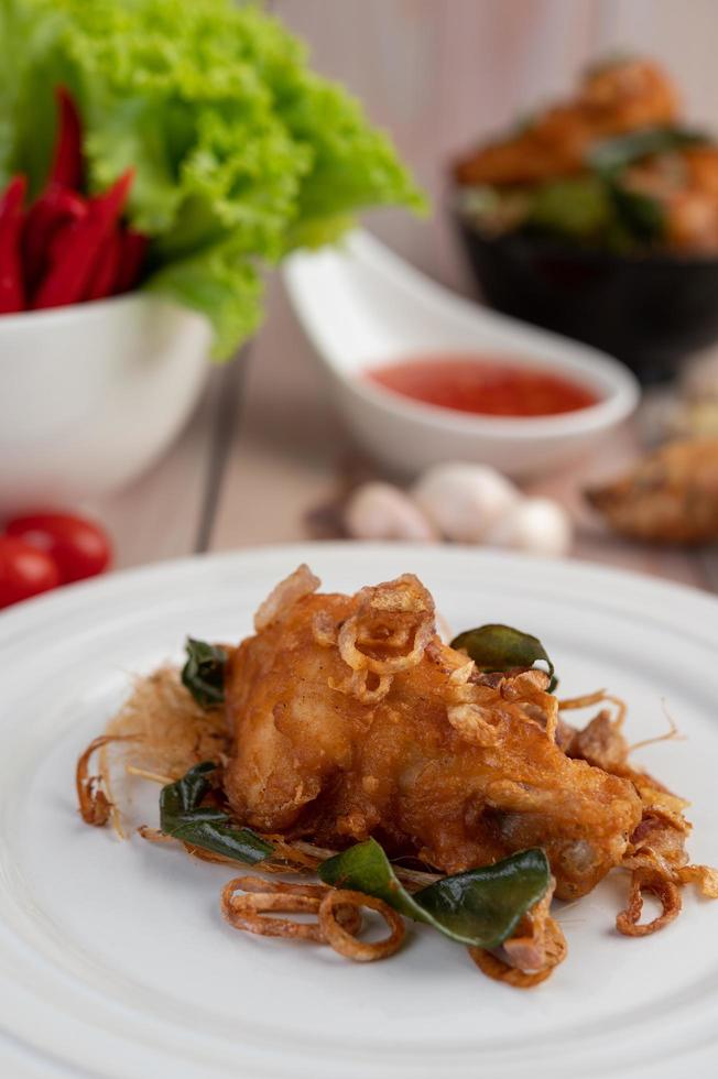 une assiette de poulet frit aux herbes photo