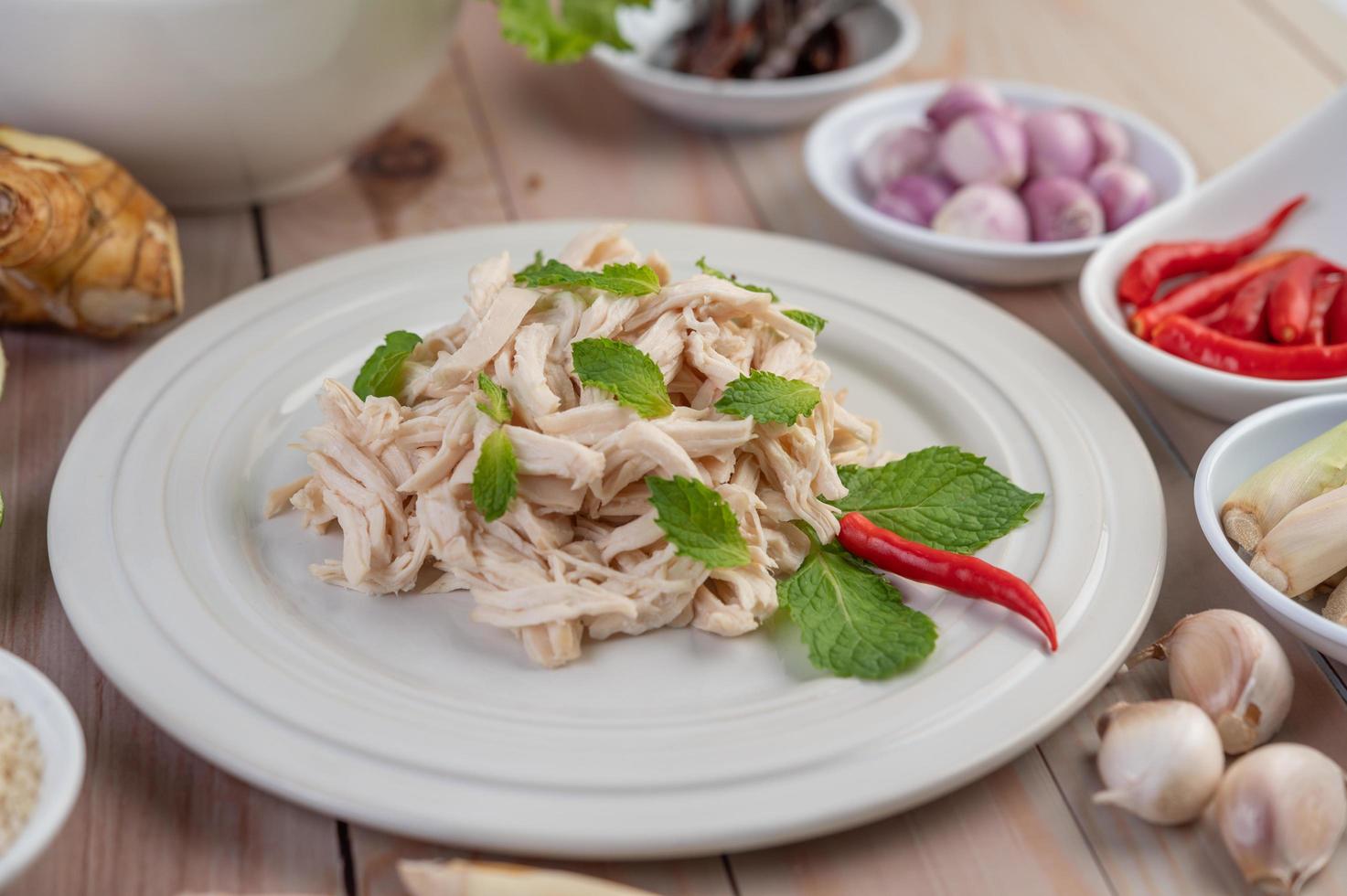 salade de poulet sur une assiette blanche avec des feuilles de menthe photo