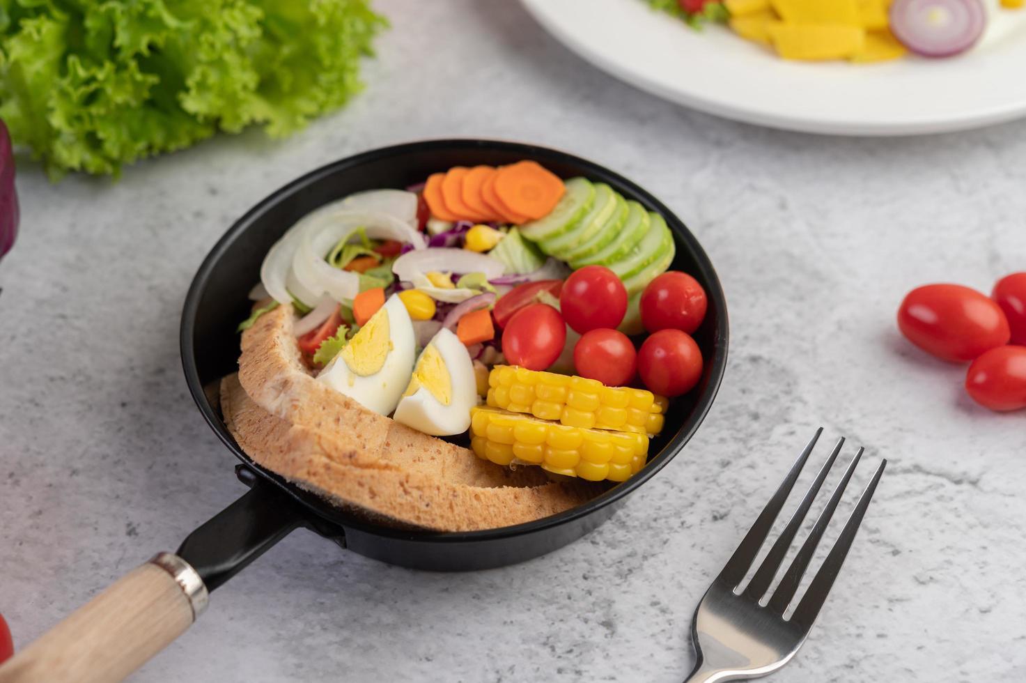 salade de légumes avec du pain et des œufs durs photo