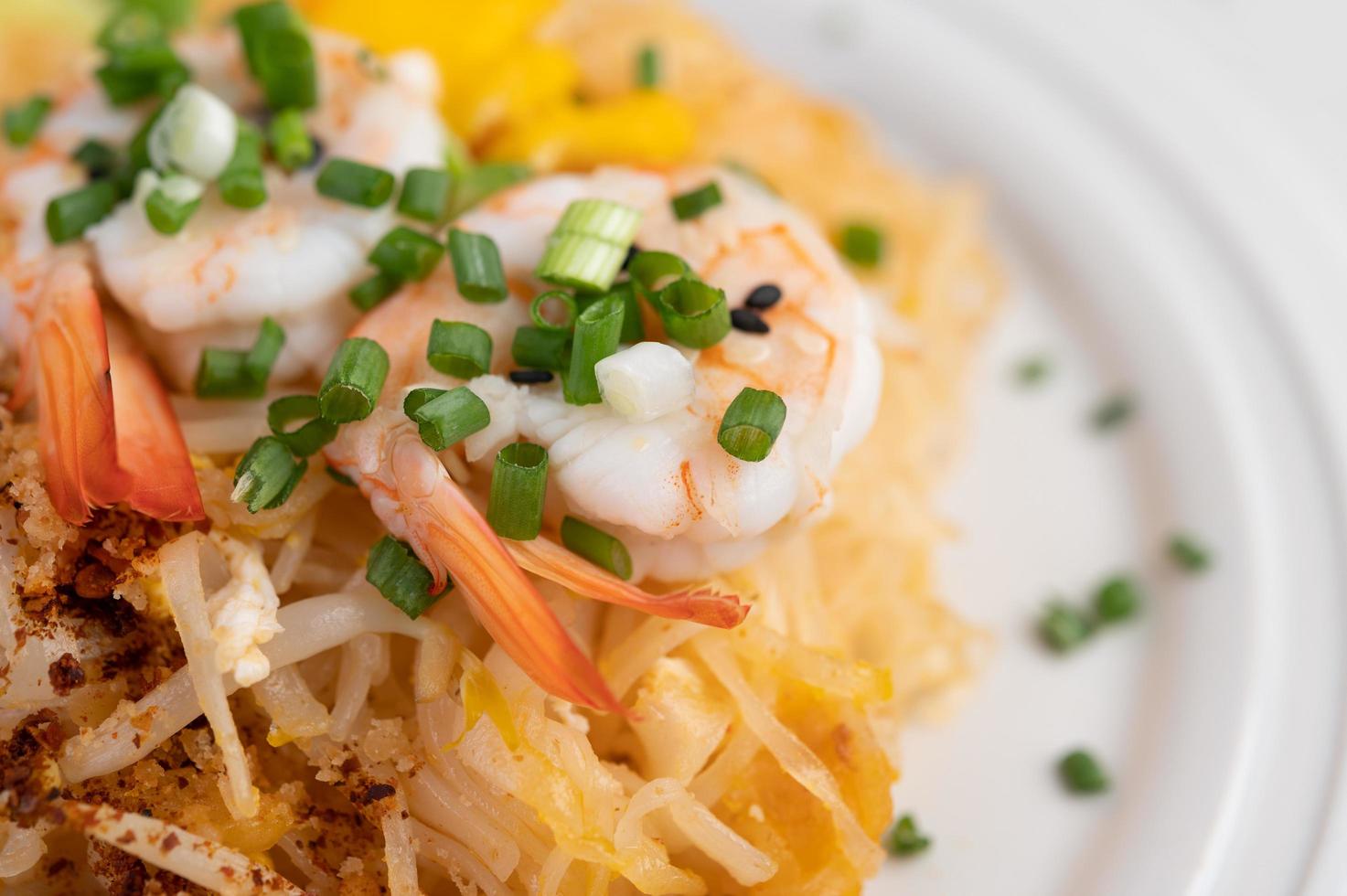 assiette de crevettes pad thai photo