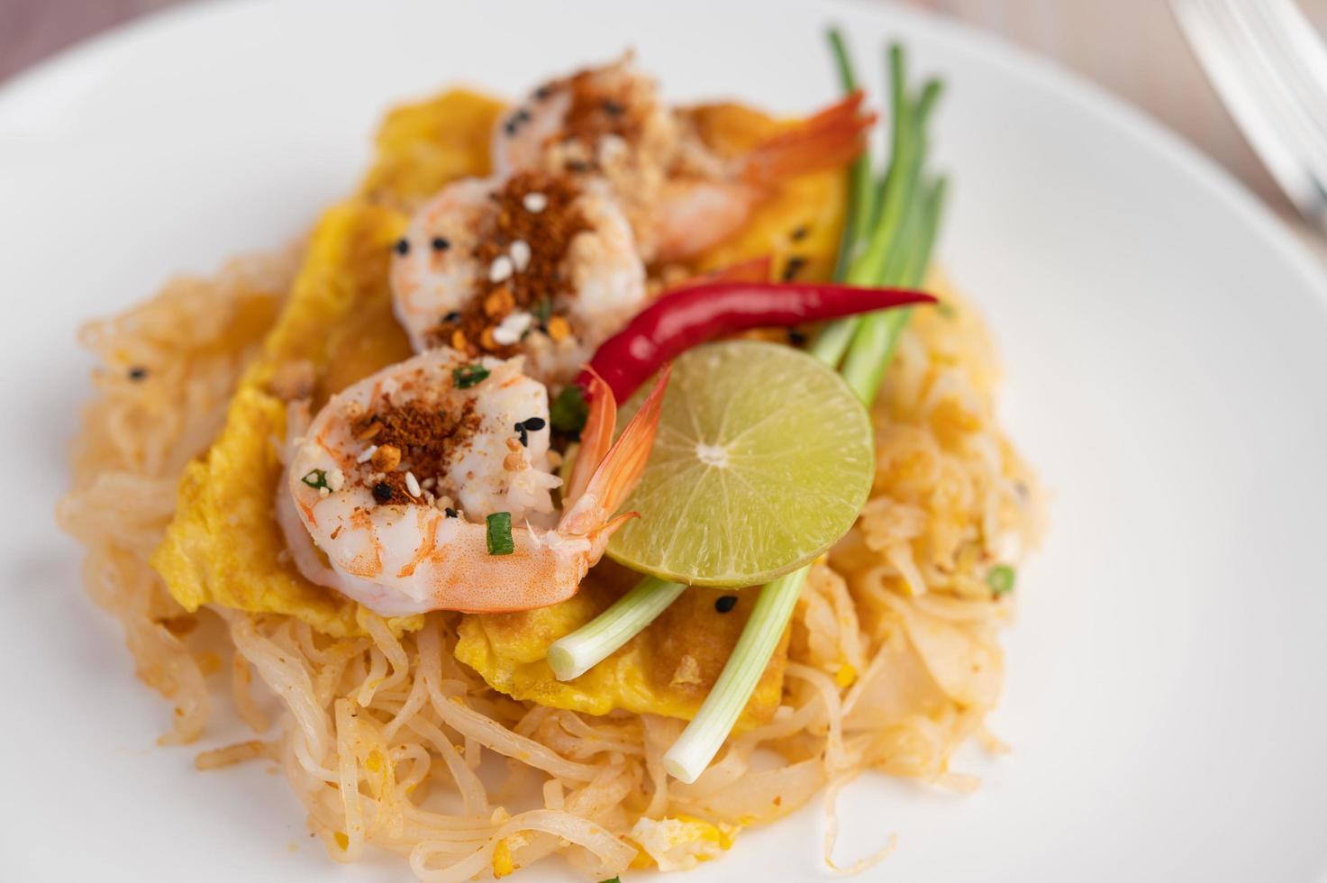 assiette de crevettes pad thai photo