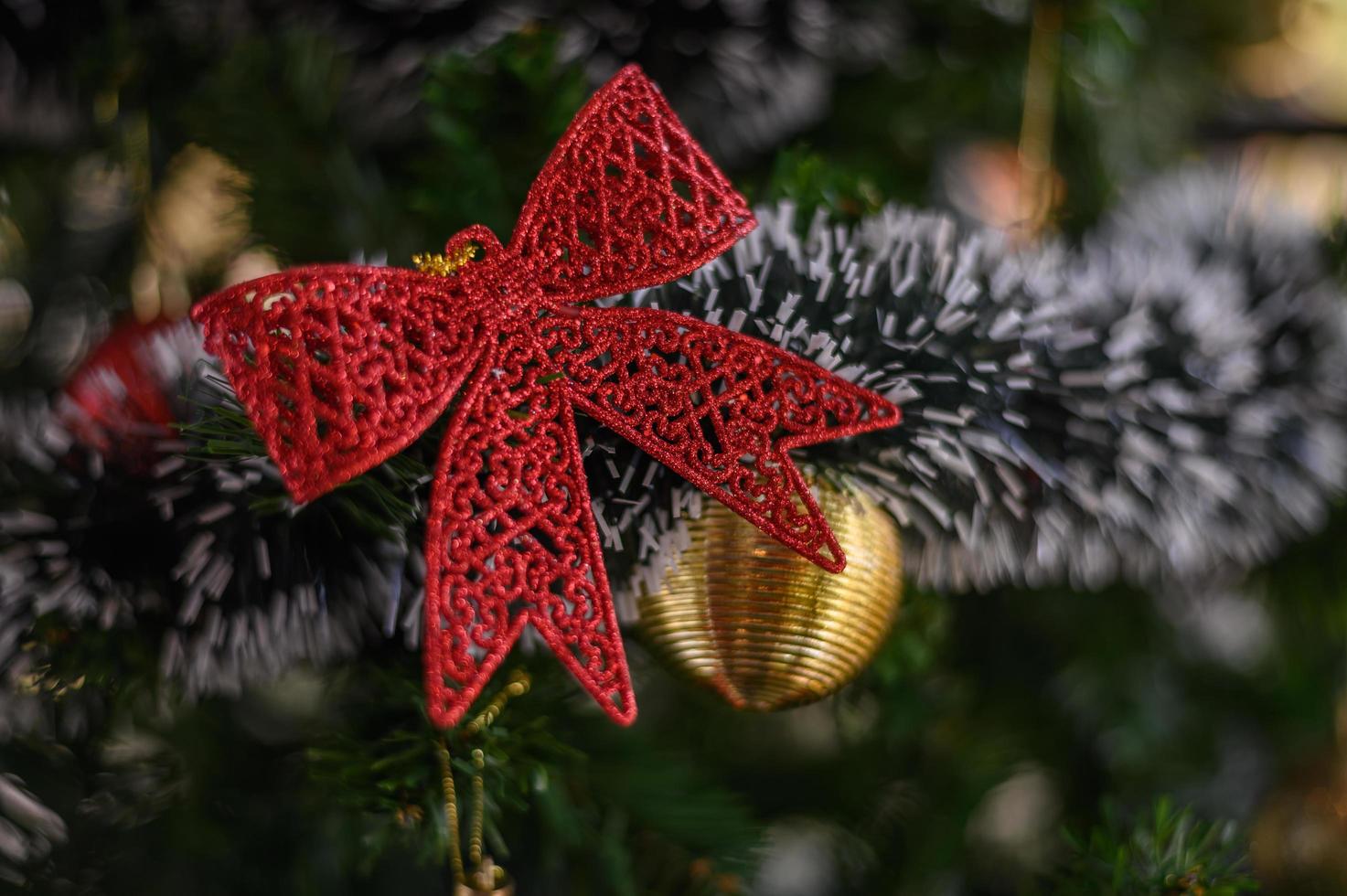 gros plan, de, a, arc rouge, sur, a, arbre noël photo