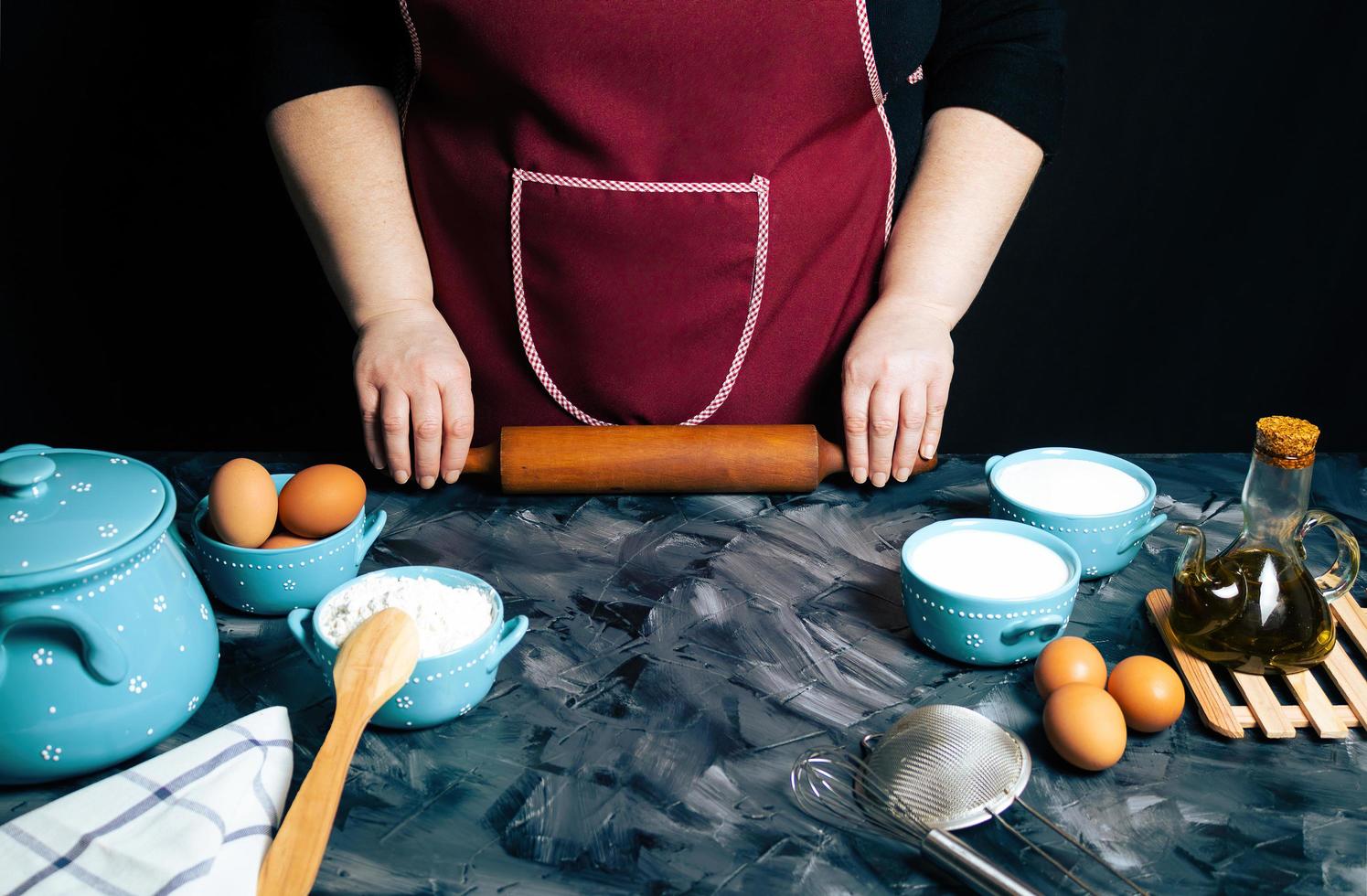 personne tenant un rouleau à pâtisserie photo