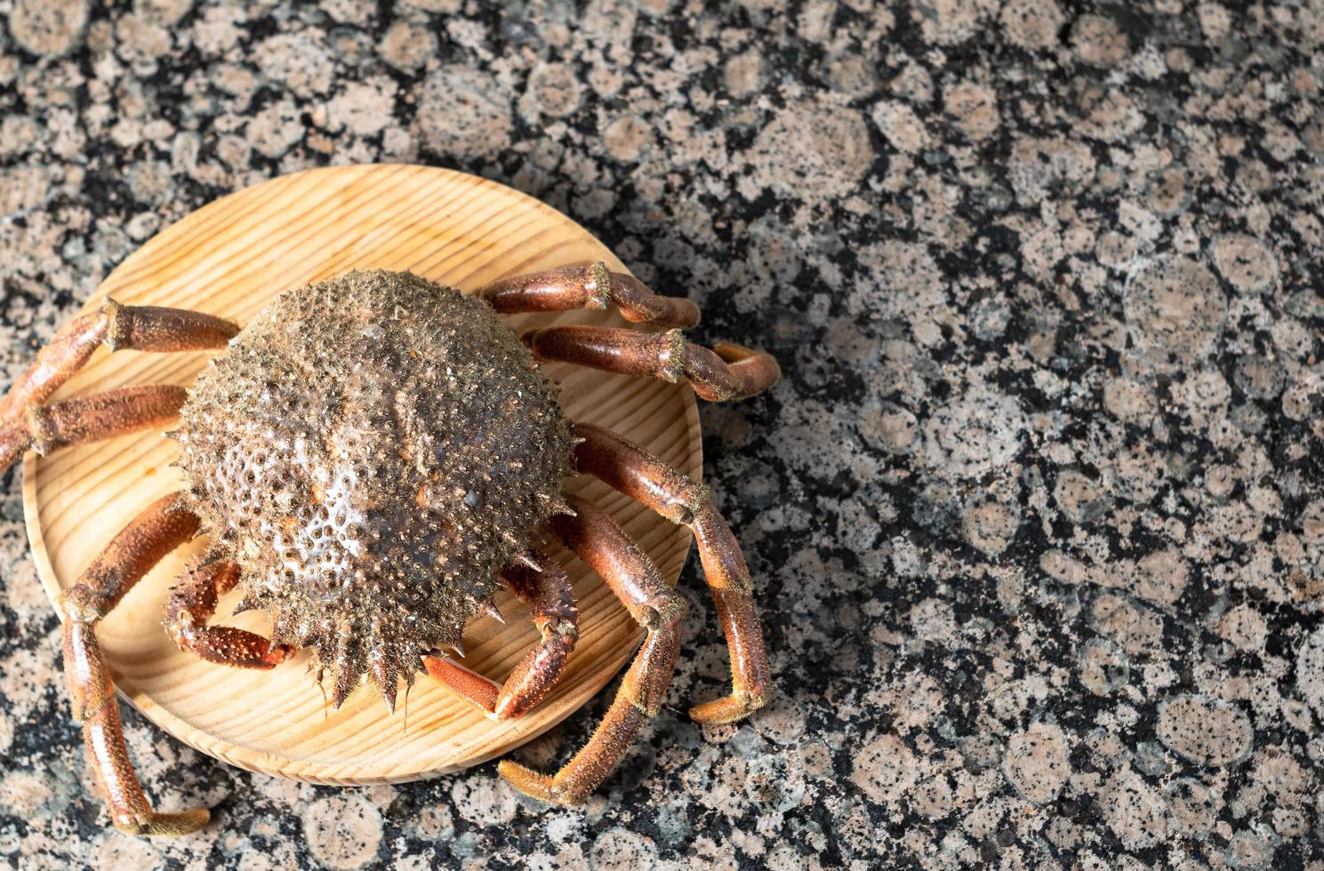 vue de dessus d'un crabe sur une plaque en bois photo