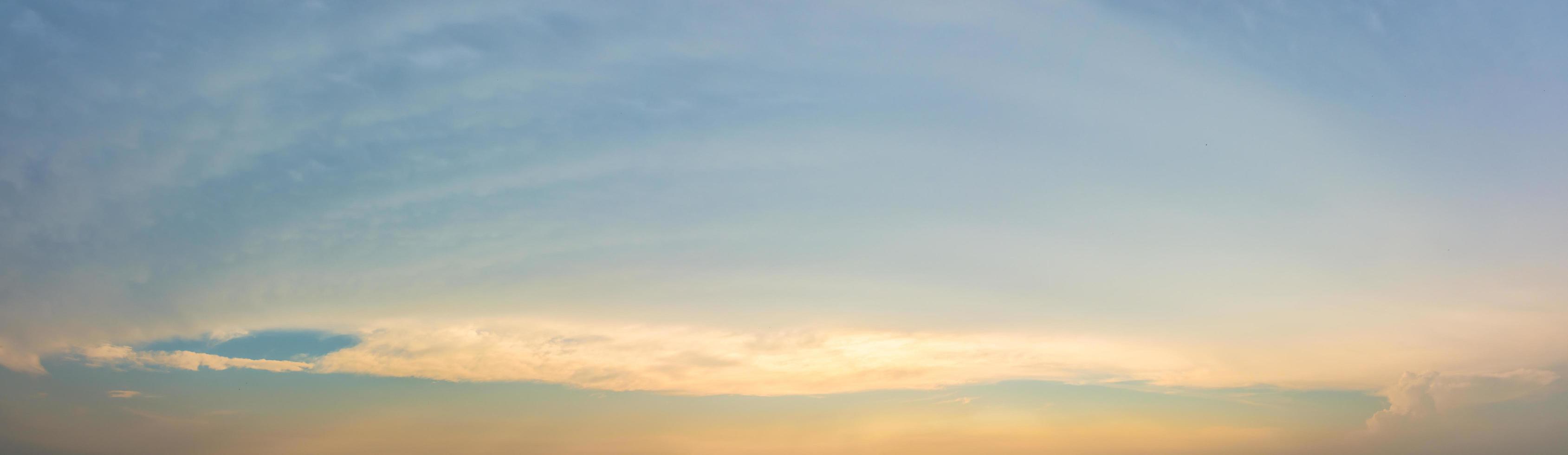 ciel bleu avec des nuages au coucher du soleil photo