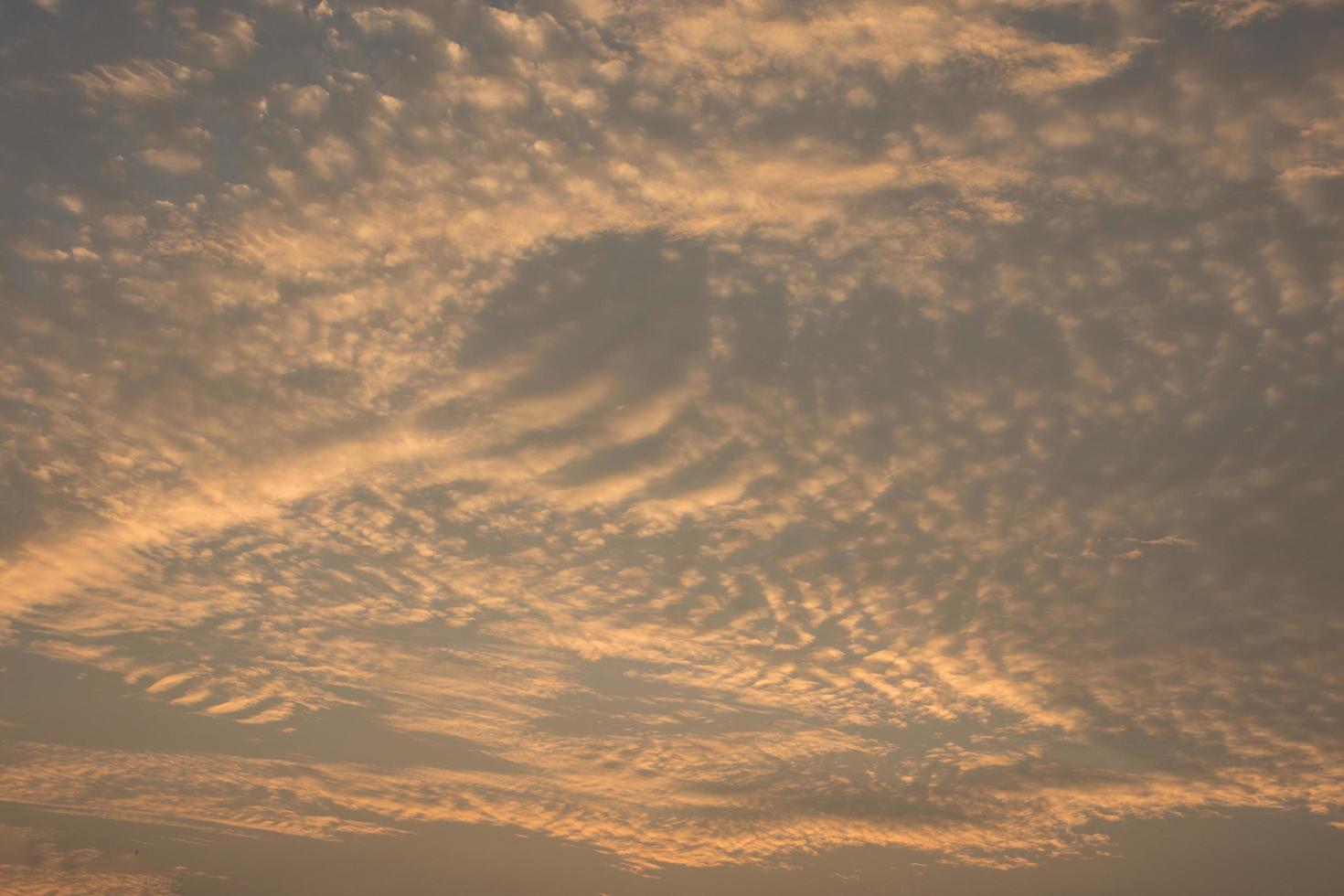 ciel et nuages au coucher du soleil photo