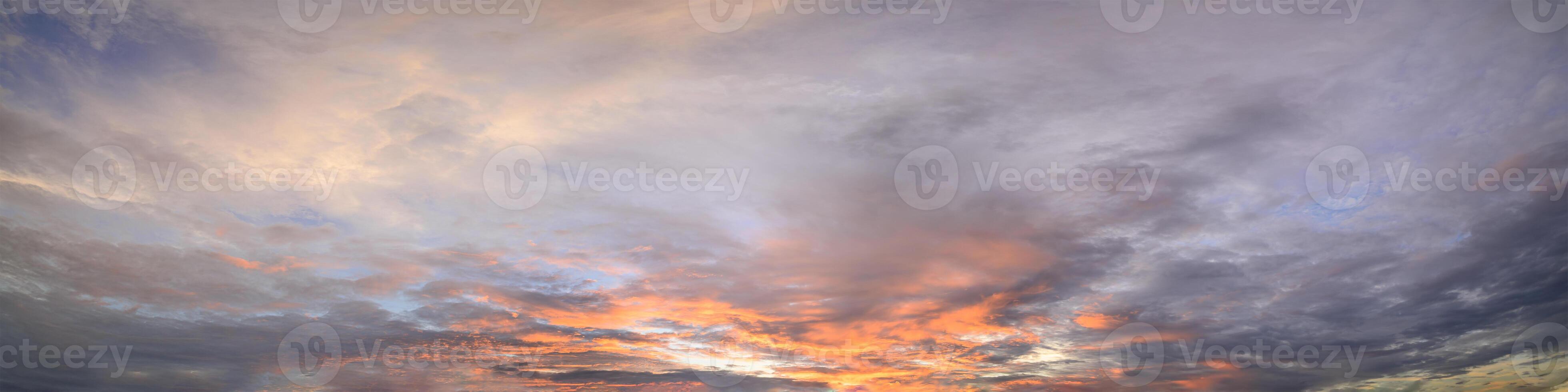 ciel et nuages au coucher du soleil photo