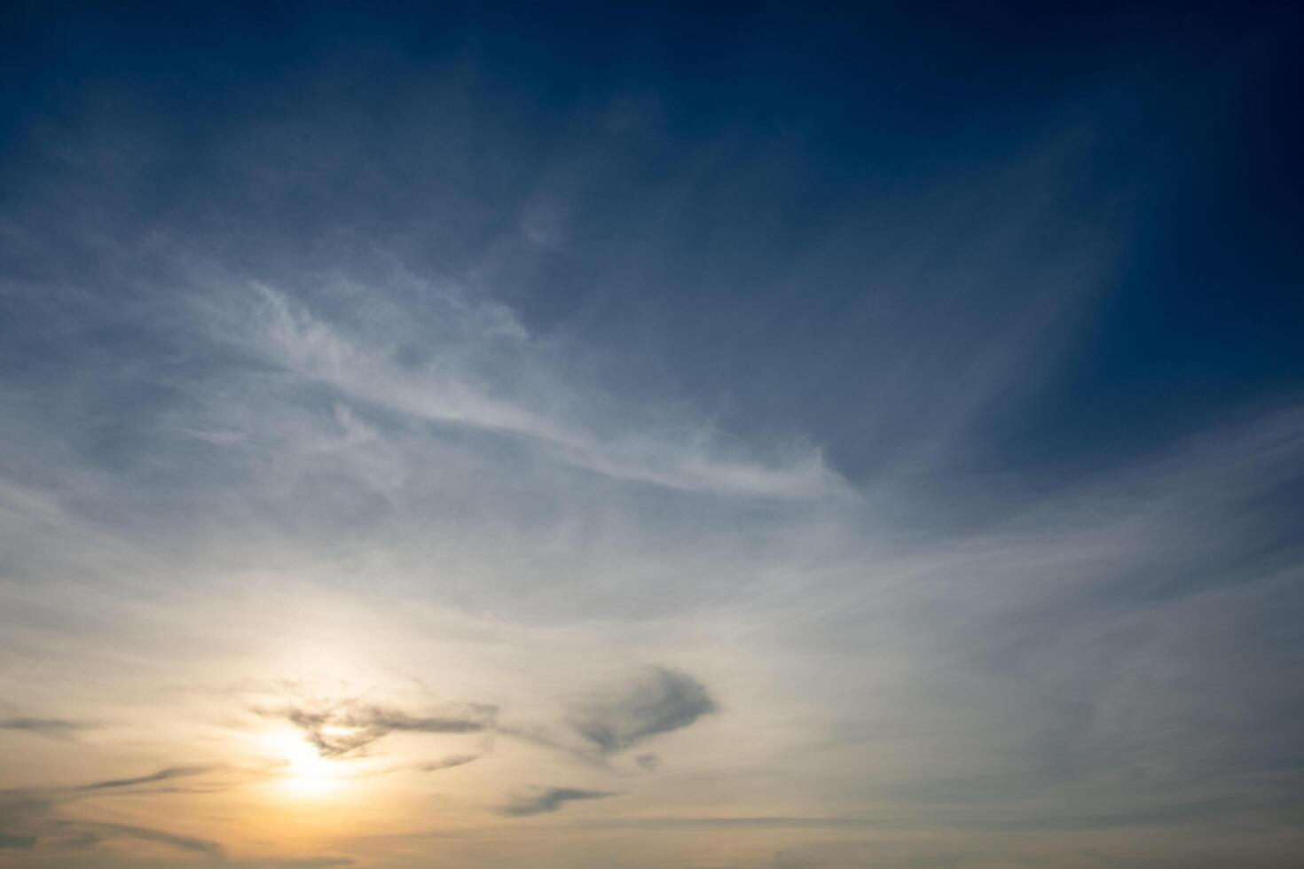 ciel et nuages au coucher du soleil photo