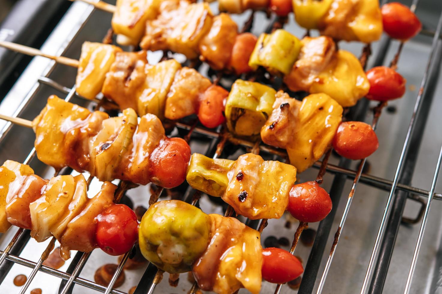 barbecue avec une variété de viandes, tomates et poivrons photo