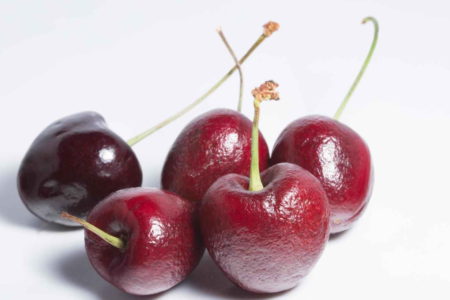 cerises sur fond blanc photo