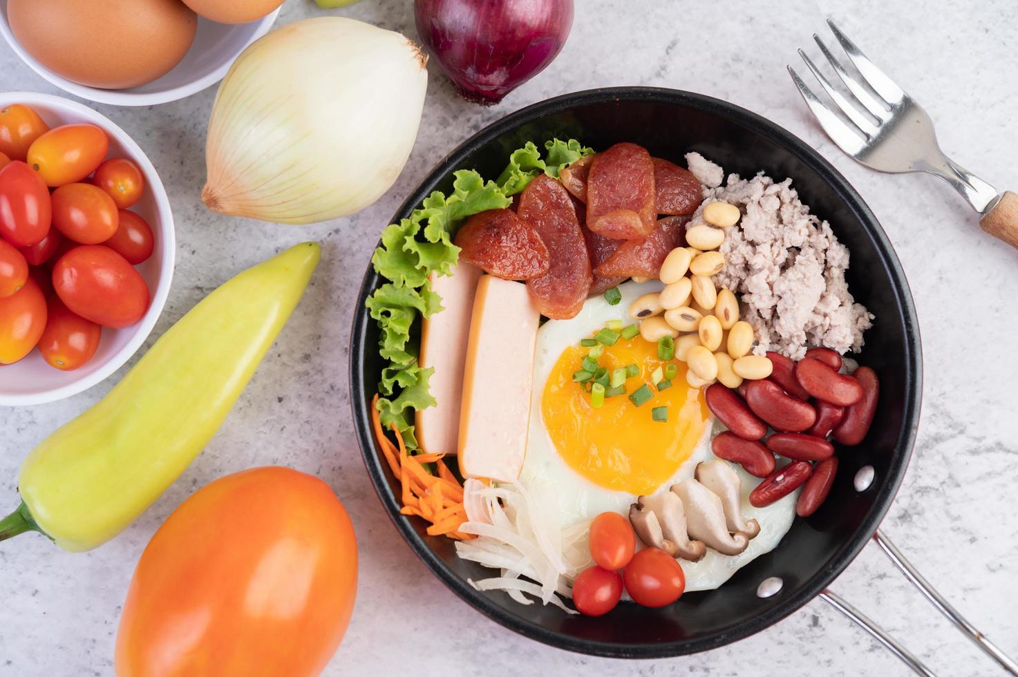 salade de légumes avec du pain et des œufs durs photo