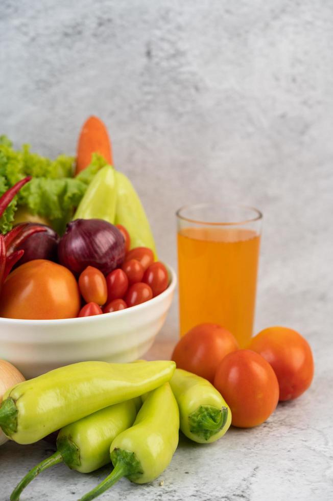 tomates, oignons rouges, poivrons, carottes et chou chinois photo