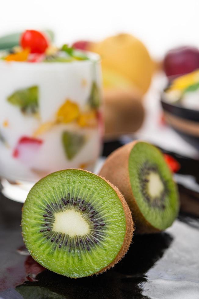 Smoothie au yogourt aux fruits en verre avec kiwi de près photo